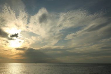 Rusya Federasyonu'nun Soçi kentinde Karadeniz'de ve yatlarda güzel gün batımı. Seçilen Odak.