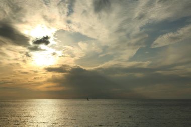 Rusya Federasyonu'nun Soçi kentinde Karadeniz'de ve yatlarda güzel gün batımı. Seçilen Odak.