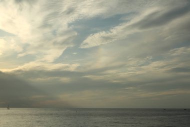 Rusya Federasyonu'nun Soçi kentinde Karadeniz'de ve yatlarda güzel gün batımı. Seçilen Odak.