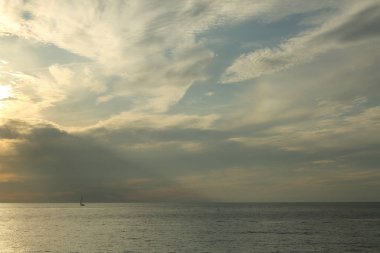 Rusya Federasyonu'nun Soçi kentinde Karadeniz'de ve yatlarda güzel gün batımı. Seçilen Odak.