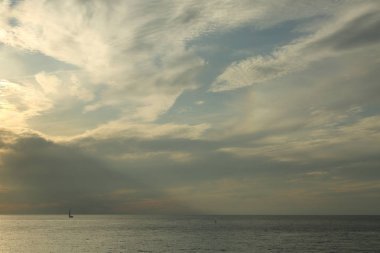 Rusya Federasyonu'nun Soçi kentinde Karadeniz'de ve yatlarda güzel gün batımı. Seçilen Odak.