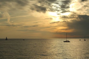Güzel gün batımı Karadeniz ve yahts Sochi, Rusya Federasyonu. Seçilen odak.