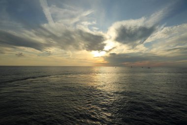 Güzel gün batımı Karadeniz ve yahts Sochi, Rusya Federasyonu. Seçilen odak.