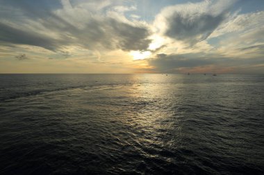 Güzel gün batımı Karadeniz ve yahts Sochi, Rusya Federasyonu. Seçilen odak.