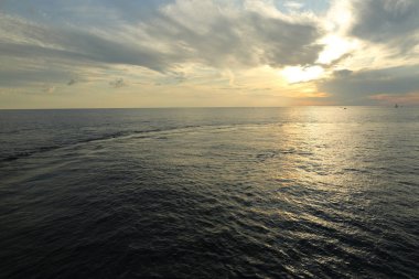 Güzel gün batımı Karadeniz ve yahts Sochi, Rusya Federasyonu. Seçilen odak.