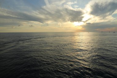 Rusya Federasyonu'nun Soçi kentinde Karadeniz'de ve yatlarda güzel gün batımı. Seçilen Odak.