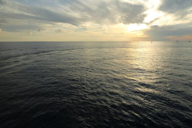 Rusya Federasyonu'nun Soçi kentinde Karadeniz'de ve yatlarda güzel gün batımı. Seçilen Odak.