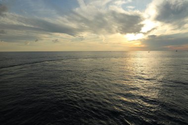 Rusya Federasyonu'nun Soçi kentinde Karadeniz'de ve yatlarda güzel gün batımı. Seçilen Odak.