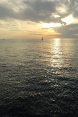 Rusya Federasyonu'nun Soçi kentinde Karadeniz'de ve yatlarda güzel gün batımı. Seçilen Odak.