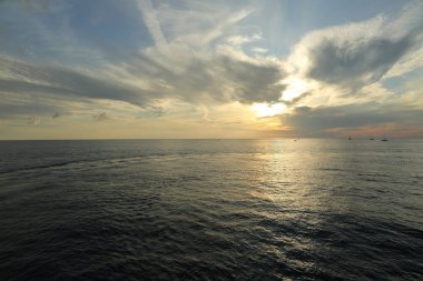 Rusya Federasyonu'nun Soçi kentinde Karadeniz'de ve yatlarda güzel gün batımı. Seçilen Odak.