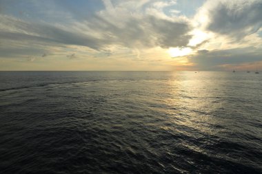 Rusya Federasyonu'nun Soçi kentinde Karadeniz'de ve yatlarda güzel gün batımı. Seçilen Odak.