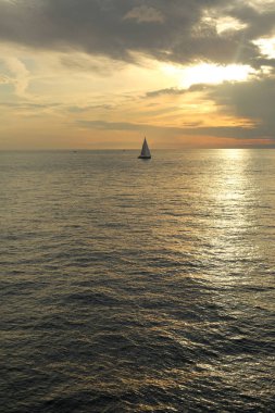 Rusya Federasyonu'nun Soçi kentinde Karadeniz'de ve yatlarda güzel gün batımı. Seçilen Odak.