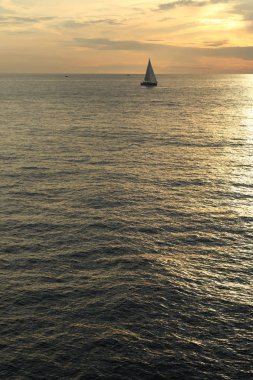 Rusya Federasyonu'nun Soçi kentinde Karadeniz'de ve yatlarda güzel gün batımı. Seçilen Odak.