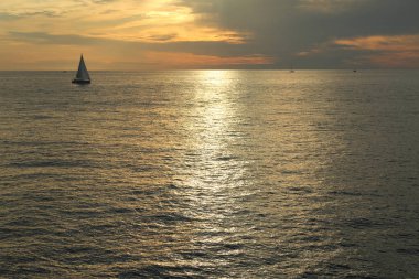 Rusya Federasyonu'nun Soçi kentinde Karadeniz'de ve yatlarda güzel gün batımı. Seçilen Odak.
