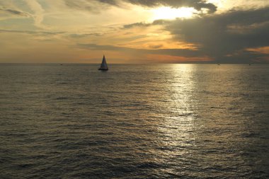 Rusya Federasyonu'nun Soçi kentinde Karadeniz'de ve yatlarda güzel gün batımı. Seçilen Odak.