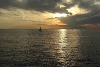 Rusya Federasyonu'nun Soçi kentinde Karadeniz'de ve yatlarda güzel gün batımı. Seçilen Odak.