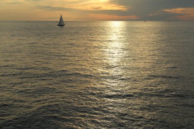 Rusya Federasyonu'nun Soçi kentinde Karadeniz'de ve yatlarda güzel gün batımı. Seçilen Odak.