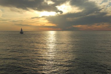 Rusya Federasyonu'nun Soçi kentinde Karadeniz'de ve yatlarda güzel gün batımı. Seçilen Odak.