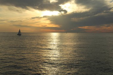 Rusya Federasyonu'nun Soçi kentinde Karadeniz'de ve yatlarda güzel gün batımı. Seçilen Odak.