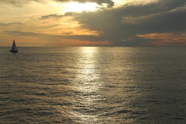 Rusya Federasyonu'nun Soçi kentinde Karadeniz'de ve yatlarda güzel gün batımı. Seçilen Odak.