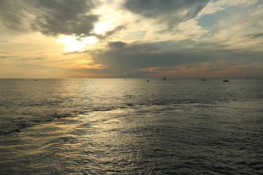 Rusya Federasyonu'nun Soçi kentinde Karadeniz'de ve yatlarda güzel gün batımı. Seçilen Odak.