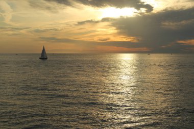 Rusya Federasyonu'nun Soçi kentinde Karadeniz'de ve yatlarda güzel gün batımı. Seçilen Odak.