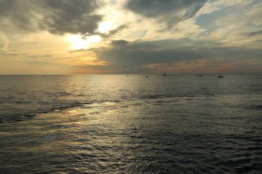 Rusya Federasyonu'nun Soçi kentinde Karadeniz'de ve yatlarda güzel gün batımı. Seçilen Odak.