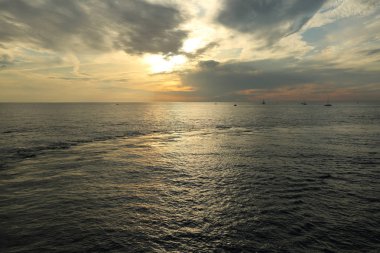 Rusya Federasyonu'nun Soçi kentinde Karadeniz'de ve yatlarda güzel gün batımı. Seçilen Odak.