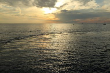 Rusya Federasyonu'nun Soçi kentinde Karadeniz'de ve yatlarda güzel gün batımı. Seçilen Odak.