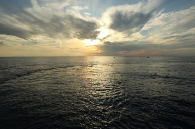Rusya Federasyonu'nun Soçi kentinde Karadeniz'de ve yatlarda güzel gün batımı. Seçilen Odak.