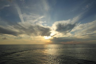 Rusya Federasyonu'nun Soçi kentinde Karadeniz'de ve yatlarda güzel gün batımı. Seçilen Odak.