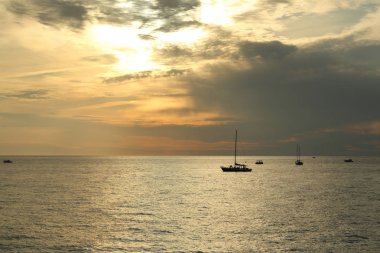 Rusya Federasyonu'nun Soçi kentinde Karadeniz'de ve yatlarda güzel gün batımı. Seçilen Odak.