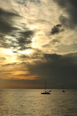 Rusya Federasyonu'nun Soçi kentinde Karadeniz'de ve yatlarda güzel gün batımı. Seçilen Odak.