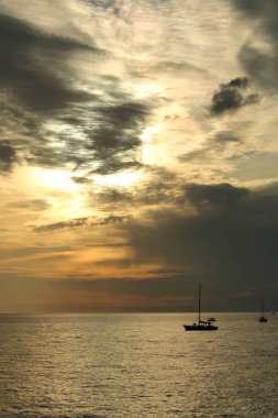 Rusya Federasyonu'nun Soçi kentinde Karadeniz'de ve yatlarda güzel gün batımı. Seçilen Odak.