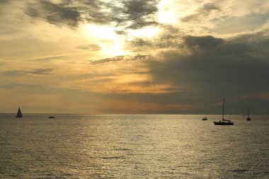 Rusya Federasyonu'nun Soçi kentinde Karadeniz'de ve yatlarda güzel gün batımı. Seçilen Odak.