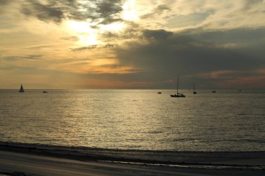 Rusya Federasyonu'nun Soçi kentinde Karadeniz'de ve yatlarda güzel gün batımı. Seçilen Odak.