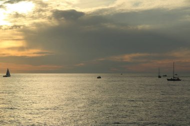 Rusya Federasyonu'nun Soçi kentinde Karadeniz'de ve yatlarda güzel gün batımı. Seçilen Odak.
