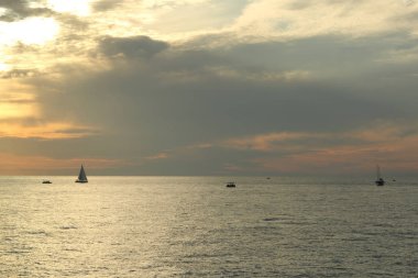 Rusya Federasyonu'nun Soçi kentinde Karadeniz'de ve yatlarda güzel gün batımı. Seçilen Odak.