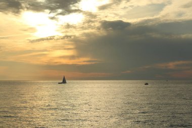 Rusya Federasyonu'nun Soçi kentinde Karadeniz'de ve yatlarda güzel gün batımı. Seçilen Odak.