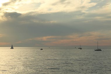Rusya Federasyonu'nun Soçi kentinde Karadeniz'de ve yatlarda güzel gün batımı. Seçilen Odak.