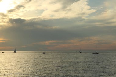 Rusya Federasyonu'nun Soçi kentinde Karadeniz'de ve yatlarda güzel gün batımı. Seçilen Odak.