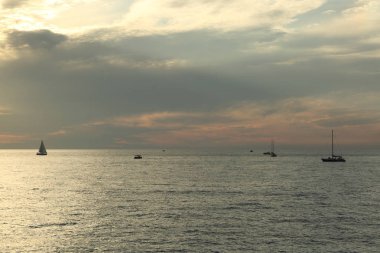Rusya Federasyonu'nun Soçi kentinde Karadeniz'de ve yatlarda güzel gün batımı. Seçilen Odak.