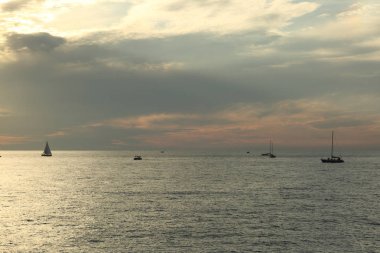 Rusya Federasyonu'nun Soçi kentinde Karadeniz'de ve yatlarda güzel gün batımı. Seçilen Odak.