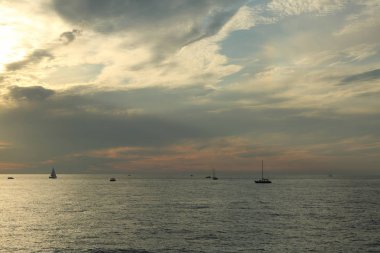 Rusya Federasyonu'nun Soçi kentinde Karadeniz'de ve yatlarda güzel gün batımı. Seçilen Odak.
