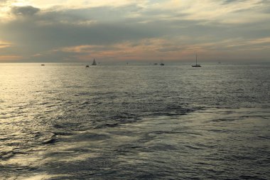 Rusya Federasyonu'nun Soçi kentinde Karadeniz'de ve yatlarda güzel gün batımı. Seçilen Odak.