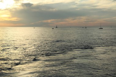 Rusya Federasyonu'nun Soçi kentinde Karadeniz'de ve yatlarda güzel gün batımı. Seçilen Odak.