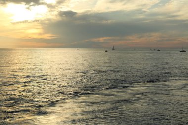 Rusya Federasyonu'nun Soçi kentinde Karadeniz'de ve yatlarda güzel gün batımı. Seçilen Odak.
