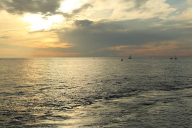 Rusya Federasyonu'nun Soçi kentinde Karadeniz'de ve yatlarda güzel gün batımı. Seçilen Odak.