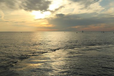 Rusya Federasyonu'nun Soçi kentinde Karadeniz'de ve yatlarda güzel gün batımı. Seçilen Odak.