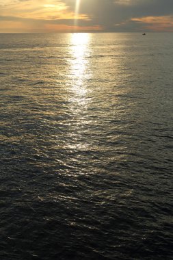 Rusya Federasyonu'nun Soçi kentinde Karadeniz'de ve yatlarda güzel gün batımı. Seçilen Odak.